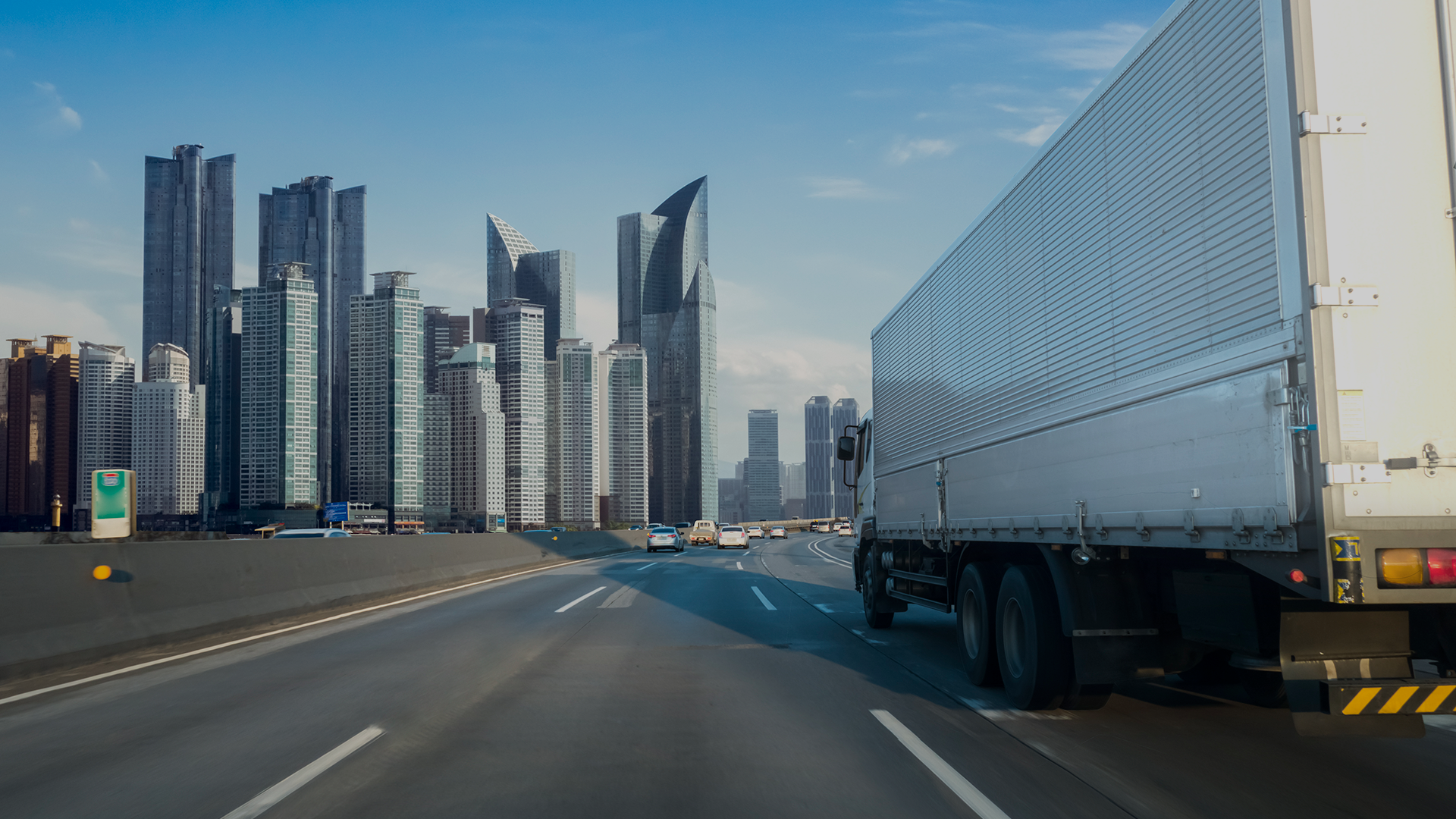 고속도로 달리는 트럭 이미지